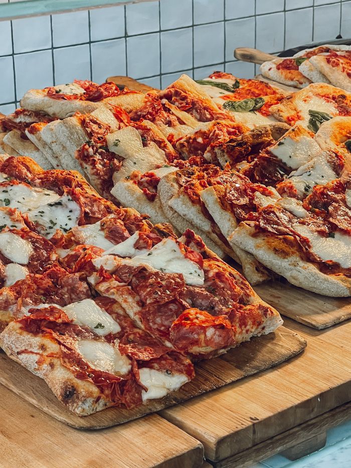 Pizzeria con pizza in teglia a Andria