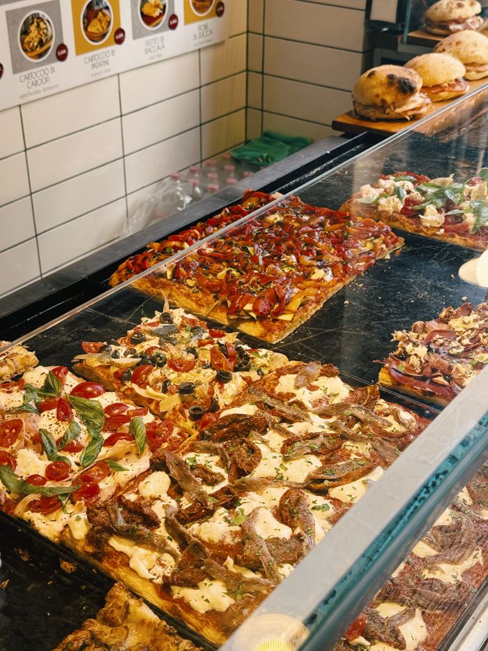 Pizzeria con pizza in teglia a Andria